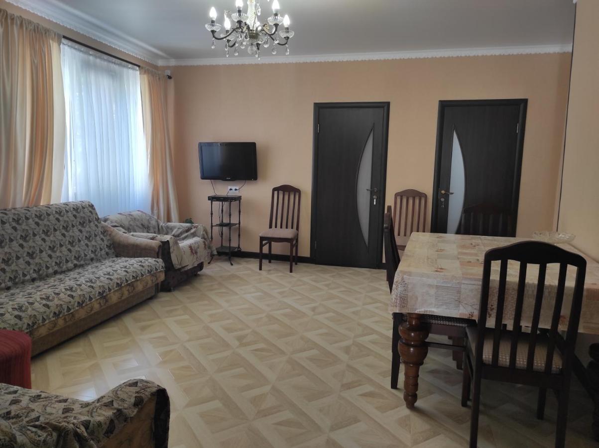 Гостевой Дом Лума Hotel Sukhumi Exterior photo